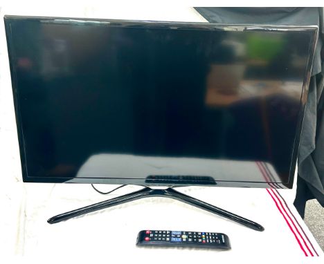 Samsung 32 inches smart tv with remote, in working order, model UE32F5500AK