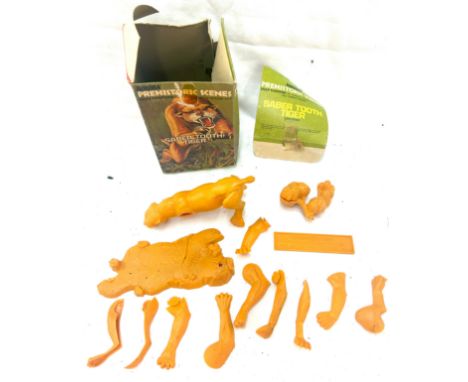 Vintage 1971 Aurora Prehistoric Scenes model Saber Tooth Tiger complete, lid to box has been torn 