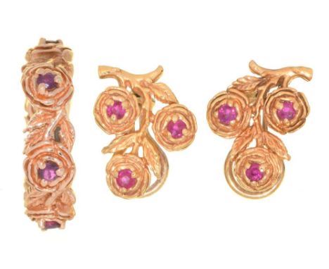 A RUBY RING OF FLORAL DESIGN, IN 14CT GOLD AND EARRINGS EN SUITE, 11.5G, SIZE J½++IN GOOD CONDITION