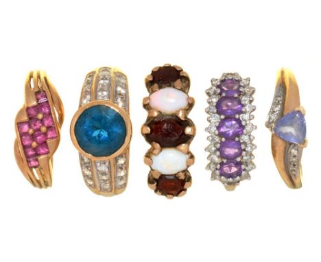 FIVE GEM SET 9CT GOLD RINGS, INCLUDING AN AMETHYST AND DIAMOND CLUSTER RING AND AN AMETHYST AND GARNET RING, 15.5G, SIZE L ++