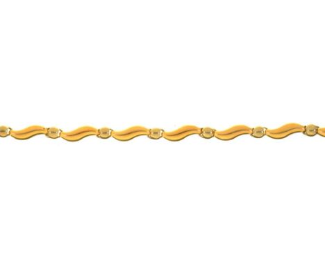 A TWO COLOUR GOLD NECKLACE, MARKED 375, 16.5G++LIGHT WEAR CONSISTENT WITH AGE