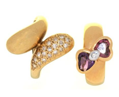 A DIAMOND CROSSOVER RING IN GOLD MARKED 750, SIZE N AND AN AMETHYST, GARNET AND DIAMOND RING IN 18CT GOLD, SIZE L, 13G++CROSS