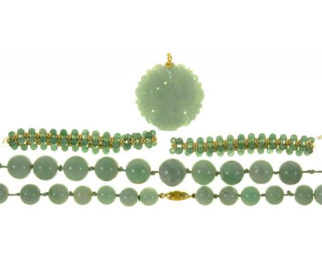 A ROW OF GREEN JADE BEADS, 13MM DIAMETER, 89 CM L, TWO JADE BRACELETS WITH GOLD BEADS AT INTERVALS, MARKED 585/14K, AND A JAD