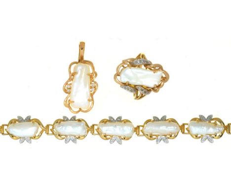 A BAROQUE CULTURED PEARL AND DIAMOND BRACELET IN 9CT GOLD, A PENDANT AND RING EN SUITE, SIZE R++LIGHT WEAR CONSISTENT WITH AG