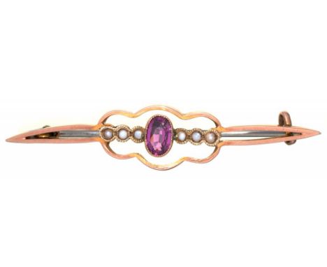 AN ART NOUVEAU AMETHYST AND SPLIT PEARL BROOCH, IN GOLD, UNMARKED, 5 CM L APPROX++STEEL PIN, LIGHT WEAR CONSISTENT WITH AGE 