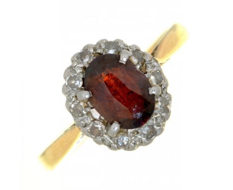 A GARNET AND DIAMOND CLUSTER RING IN GOLD MARKED 18CT, 3G, SIZE K++WEAR CONSISTENT WITH AGE 