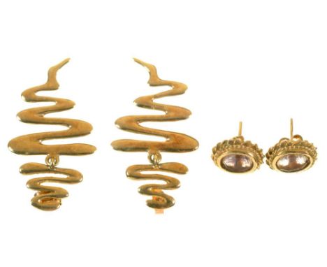 A PAIR OF AMETHYST EARRINGS IN GOLD AND A PAIR OF 9CT GOLD EARRINGS, 8.5G++LIGHT WEAR CONSISTENT WITH AGE 