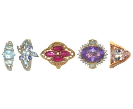 FIVE GEM SET 9CT GOLD RINGS, INLCUDING A RUBY AND DIAMOND RING, AN AMETHYST AND DIAMOND RING AND A THREE STONE AQUAMARINE RIN