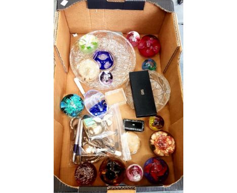 A COLLECTION OF CAITHNESS, SELKIRK, GLASS AND OTHER PAPERWEIGHTS, A VICTORIAN PAPIER MACHE SNUFF BOX INLAID WITH MOTHER OF PE