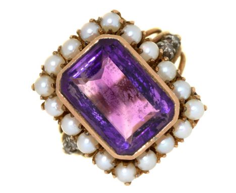 AN EDWARDIAN AMETHYST AND PEARL RING, IN GOLD, 9.5G, SIZE O++IN GOOD CONDITION