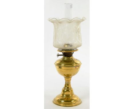 AN EDWARDIAN BRASS OIL LAMP WITH DUPLEX BURNER AND ETCHED GLASS SHADE, 47CM H EXCLUDING CHIMNEY