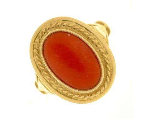 AN ITALIAN CORAL CABOCHON RING IN GOLD, UNMARKED, 8.5G, SIZE J ++MARKS RUBBED, OTHERWISE GOOD CONDITION