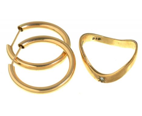 A 9CT GOLD RING AND A PAIR OF GOLD HOOP EARRINGS MARKED 9CT, 3.5G++LIGHT WEAR CONSISTENT WITH AGE 