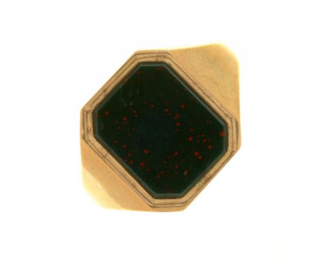 A BLOODSTONE SIGNET RING IN 9CT GOLD, BIRMINGHAM 1960, 5.5G, SIZE O++LIGHT WEAR CONSISTENT WITH AGE 