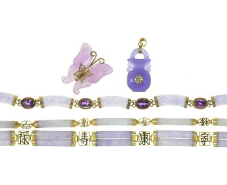 A LAVENDER JADE NECKLACE WITH AMETHYSTS SET AT INTERVALS IN GOLD MARKED 9K, TWO CHINESE LAVENDER JADE BRACELETS IN 14K GOLD A