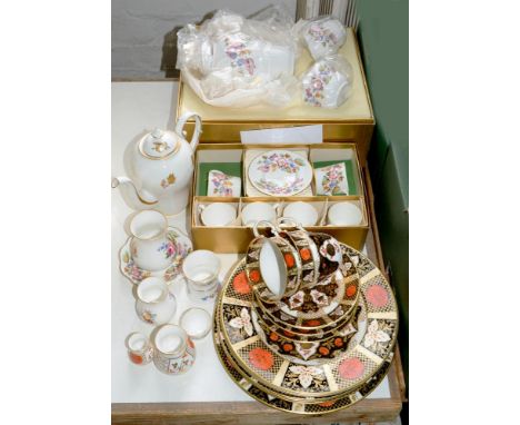 A COLLECTION OF ABBEYDALE PORCELAIN, TO INCLUDE chrysanthemum PATTERN PLATES AND CUPS AND SAUCERS, A TEA SERVICE AND MATCHING