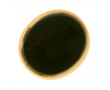 A BLOODSTONE SIGNET RING IN 9CT GOLD, 11.5G, SIZE S++LIGHT WEAR CONSISTENT WITH AGE 