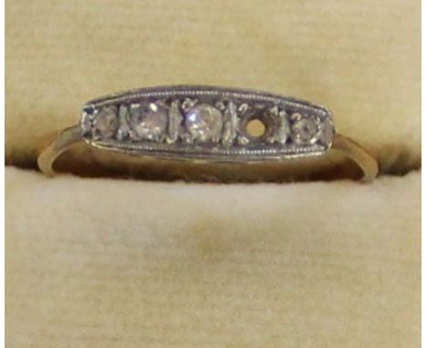 9ct gold &amp; diamond ring (1 stone missing) 1.2g