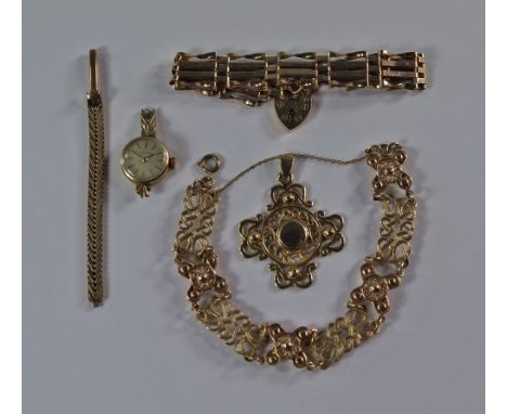 A 9ct gold Arts & Crafts pendant, Chester c.1913, maker SS, possibly Samuel Smith, of openwork Celtic design, approx 4cm, tog