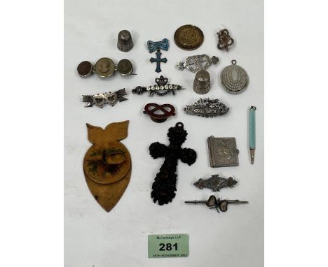 A quantity of silver jewellery and sundries.