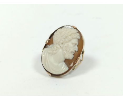 Sardonyx cameo ring with oval portrait of an emperor, beaded with laurel wreath, approx. 33mm x 23mm, in gold mount with doub