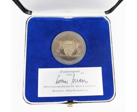Baden-Württemberg: Verdienstmedaille - SILBER. Silber, gepunzt '1000', in Etui, Widmung: 'Zugeeignet von Lothar Späth, Minist