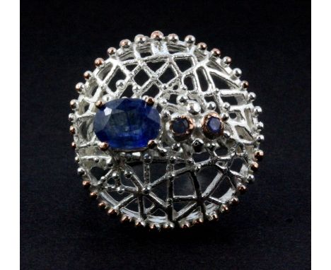 A Hana Maae designer 925 silver gilt sapphire set ring, (P).