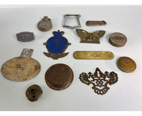 Collection of various vintage car related vehicle bits and bobs to include 3 badge backing plates, 2 filler caps, STAR name p