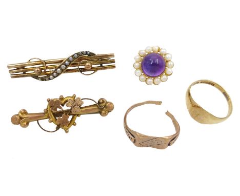 Collection of 9ct gold jewellery including two signet rings, shamrock brooch, amethyst and pearl brooch and split pearl brooc