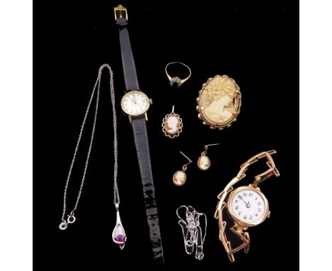 Gold Omega ladies automatic wristwatch, on leather strap, gold manual wind wristwatch, on gold expanding link bracelet, gold 