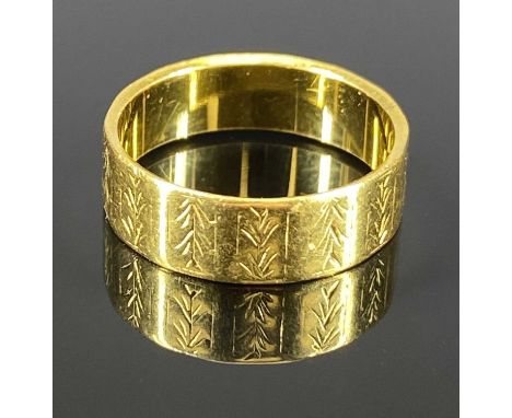 22CT GOLD RING, LONDON DATE MARKED 1960, having segmented chased outer detail, size K, 4.2g