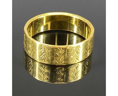 22CT GOLD RING, LONDON DATE MARKED 1960, having segmented chased outer detail, size K, 4.2g