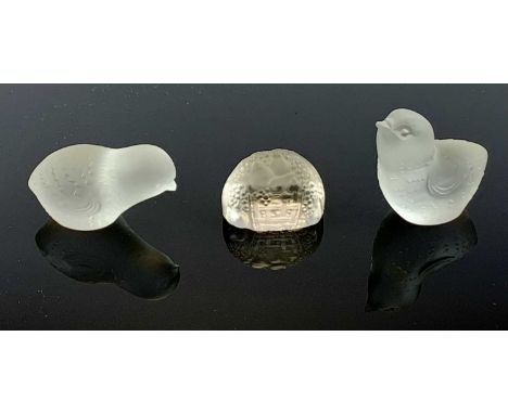 LALIQUE 'PECHES' FROSTED GLASS DOME-FORM MENU HOLDER, stepped aperture behind the moulded decoration of peaches in a basket, 