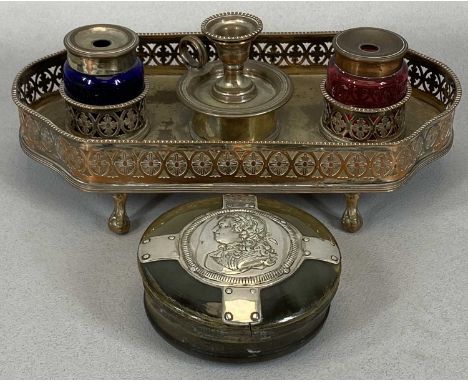 GEORGIAN HORN &amp; WHITE METAL MOUNTED SNUFF BOX &amp; A 19TH CENTURY DESK STAND, the circular snuff box mounted to the top 