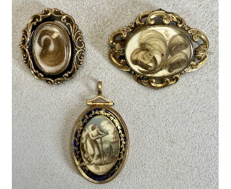 VICTORIAN YELLOW METAL MOURNING / HAIR JEWELLERY ITEMS x 3, all unmarked and untested, to include an oval pendant containing 