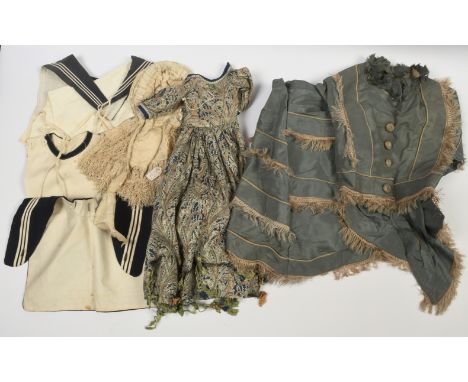 Antique / vintage quality dolls' / children's clothing, including: ivory silk quilted baby's bonnet, 1880-1890, with fringe a