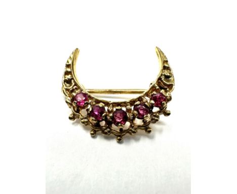 9ct gold vintage ruby set crescent moon brooch (1.8g)