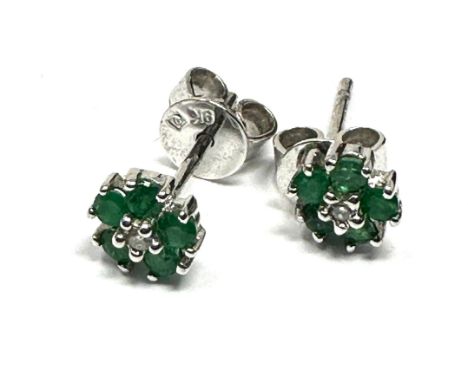 9ct white gold emerald &amp; diamond cluster stud earrings (1.5g)