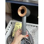 Séchoir a cheveux DYSON # RH5-CA- RGJ-D134A a / 4 attachements ( utilisé 6x) valeur neuve 500$ Comme