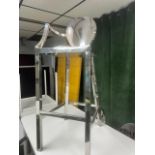 (5) Chaises chrome - un bras QUANTITÉ X PRIX MISÉ