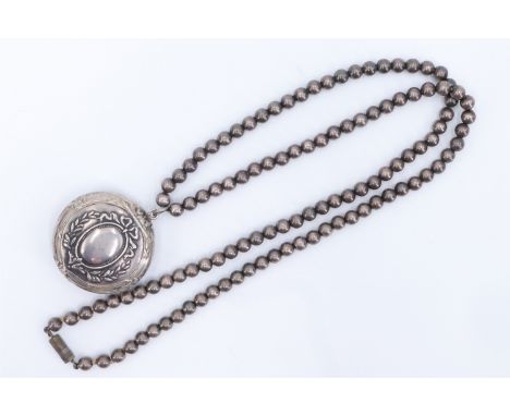 An early 20th Century pendant electroplate powder compact and bead necklace, 39 mm