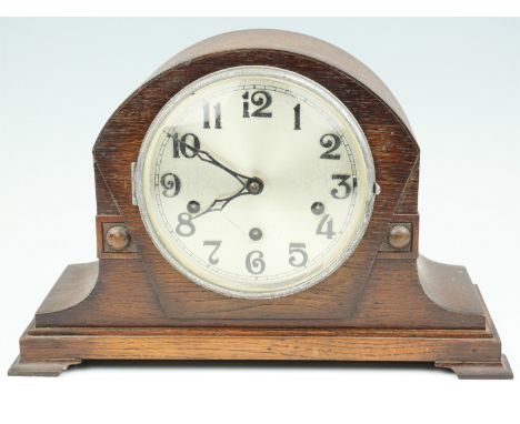 A 1930s oak mantle clock, 35 cm x 23 cm 