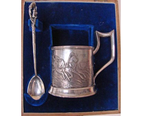 An early 20th century Russian cased silver presentation set consisting of a tankard, 10.5cm high, of tapering cylindrical for