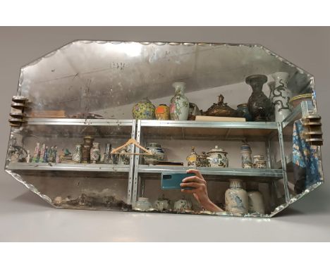 Travail ART DECO MIROIR de forme octogonale à glace biseautée Les montants agrémentés de cannelures H. 42 cm - L. 76 cm Usure