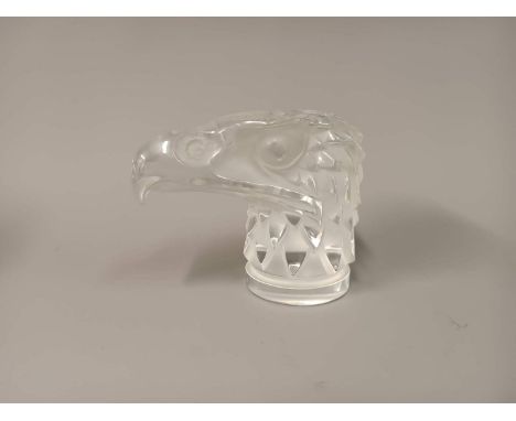 LALIQUE France BOUCHON de RADIATEUR « Tête d'aigle », modèle créé en 1928 Cristal moulé partiellement dépoli Signature R. Lal