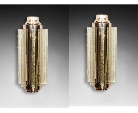Travail dans le goût de Jean PERZEL (1892-1986) Paire d'APPLIQUES tubulaires Acier chromé, ailettes en verre incolore Travail