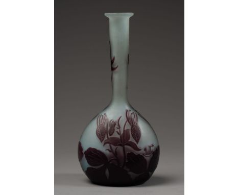 Etablissements GALLE (1846-1904)  Petit VASE à panse aplatie et long col Le décor floral Verre multicouche dégagé à l'acide e