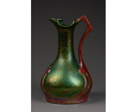 Travail ART NOUVEAU  VERSEUSE à panse basse et col évasé, l'anse de forme végétale stylisée Céramique à couverte irisée verte