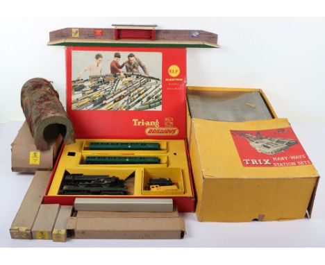 Tri-ang Railways R3.F Southern Suburban set, boxed set with power coach and dummy, condition: good, box fair, lacks controlle