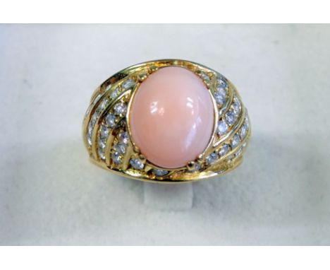   Diamantring mit Koralle  Diamantring mit Koralle  18 K Gelbgold. Feiner Diamantring mit Engelshautkoralle, Diamanten mit zu